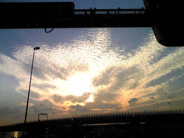 (The sky and clouds near Tsukuba on 22 Oct. 2007)